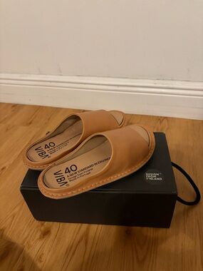 VIBAe Saint Tropez Leather Sandals – Fawn Tan (EU 40) – NEW